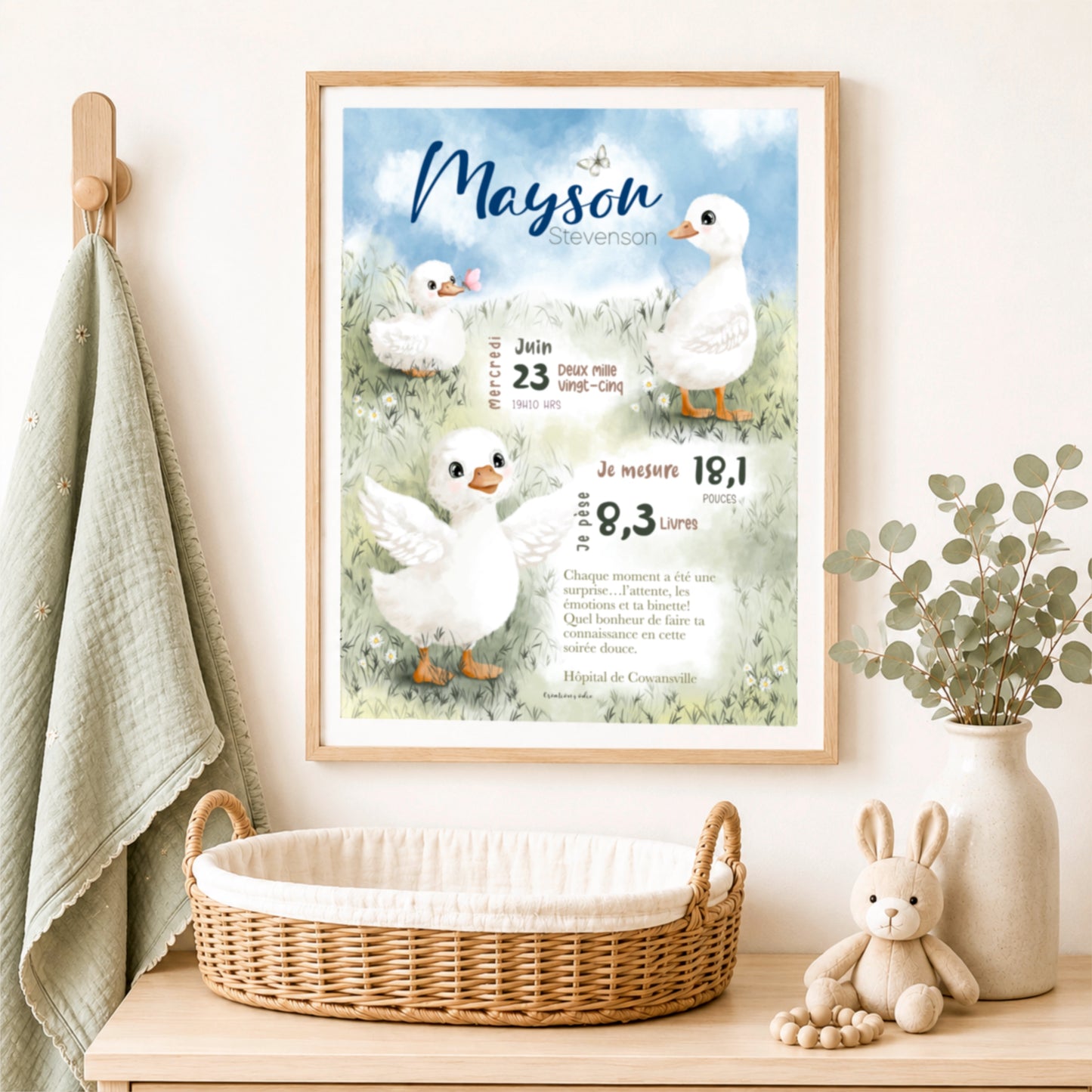 Une affiche de naissance personnalisée encadrer dans une chambre de bébé.