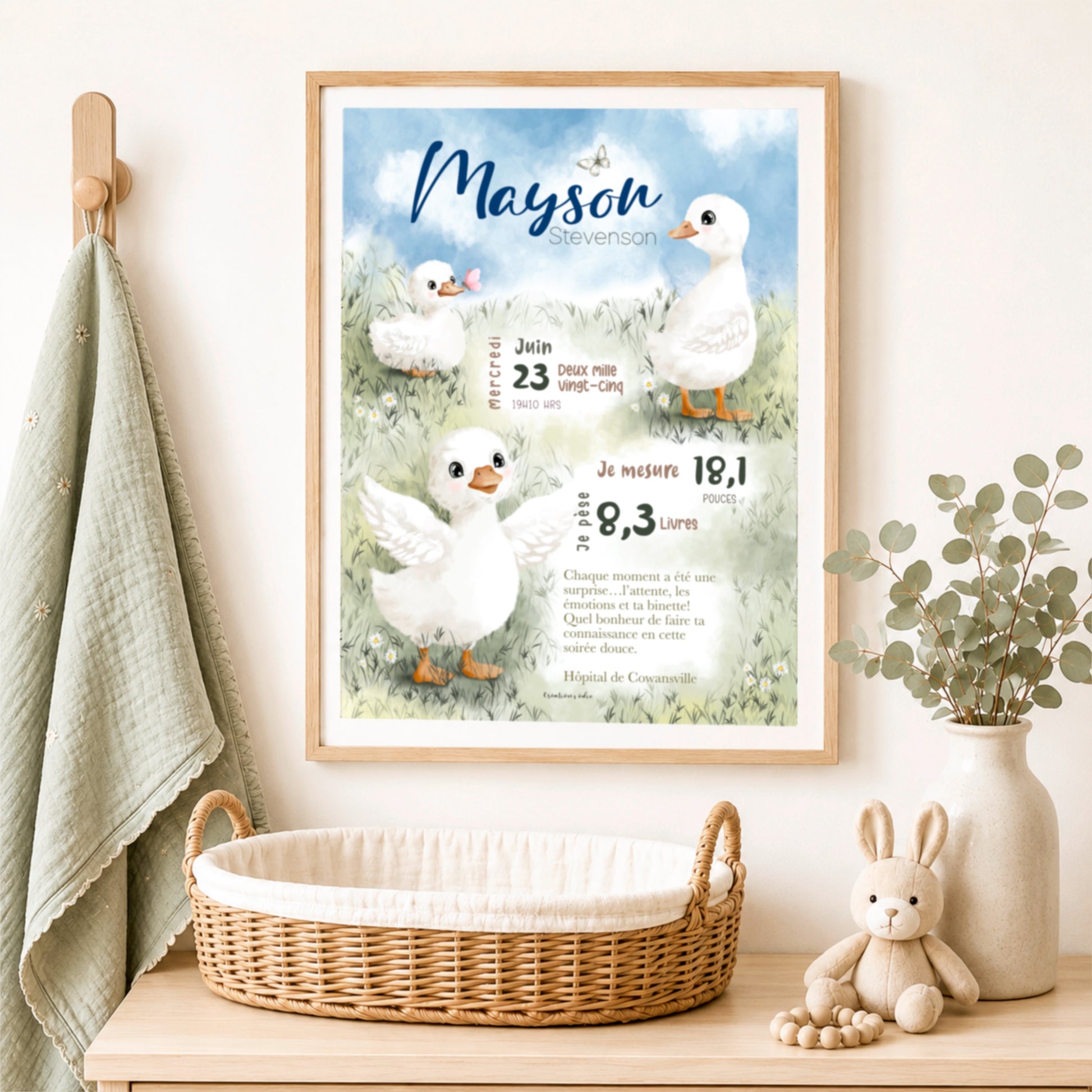 Une affiche de naissance personnalisée encadrer dans une chambre de bébé.