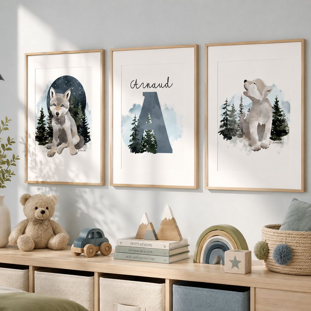 Un trio d'affiches dans une chambre d'enfants dans des teintes de bleu.