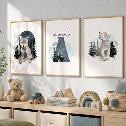 Un trio d'affiches dans une chambre d'enfants dans des teintes de bleu.