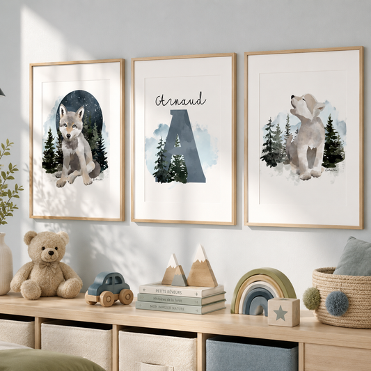 Un trio d'affiches dans une chambre d'enfants dans des teintes de bleu.