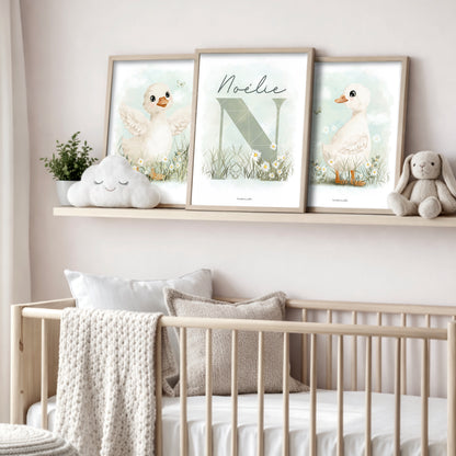 Affiche personnalisée pour enfant avec petite oie blanche et marguerites, décor doux pour chambre de bébé avec prénom