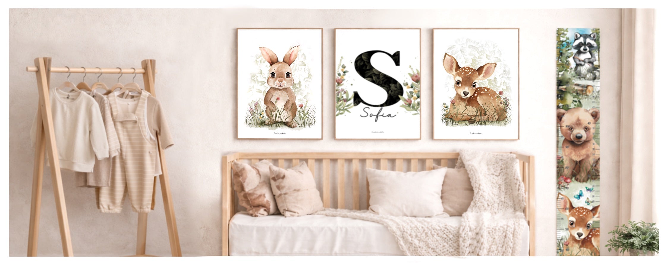 Une chambre d'enfant avec 3 affiches d'animaux de la foret ainsi qu'une échelle de croissance avec la même thématique
