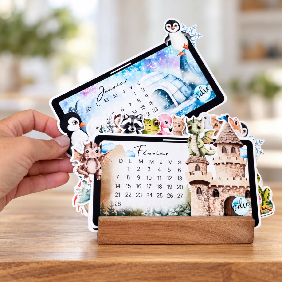 Calendrier de bureau 2027 illustré avec support en bois | Fait au Québec