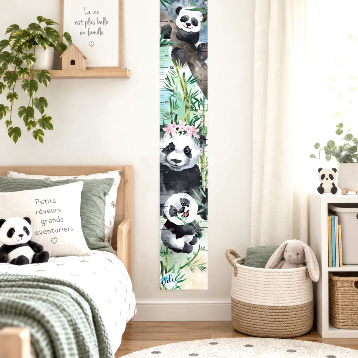 Une échelle de grandeur de petits pandas dans une chambre pour enfant.