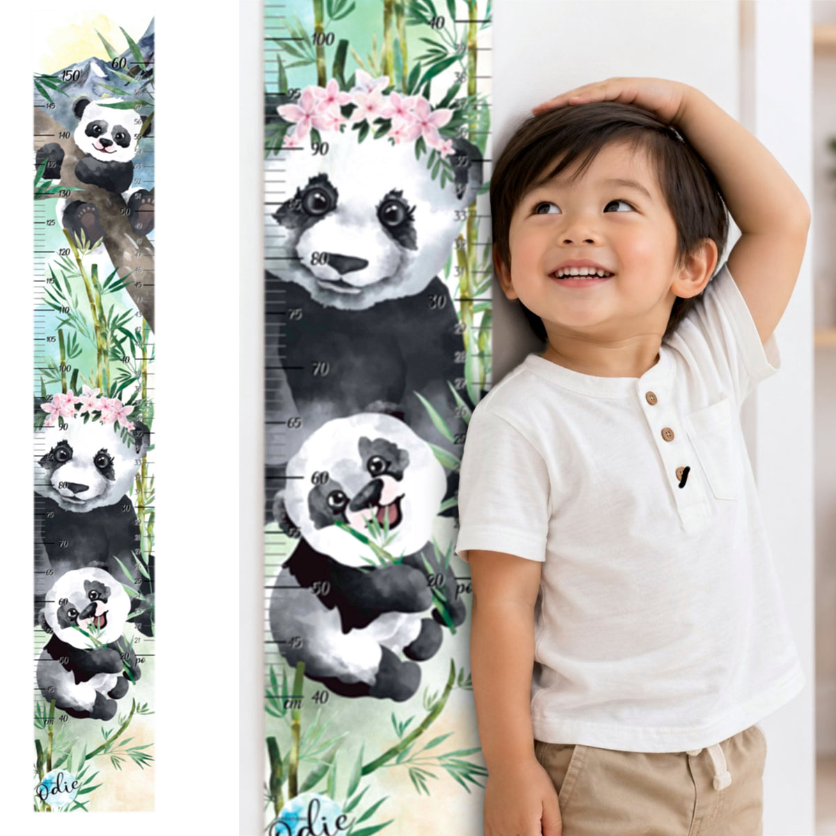 Un enfant se mesure adossé au mur avec une échelle de croissance des petits pandas.