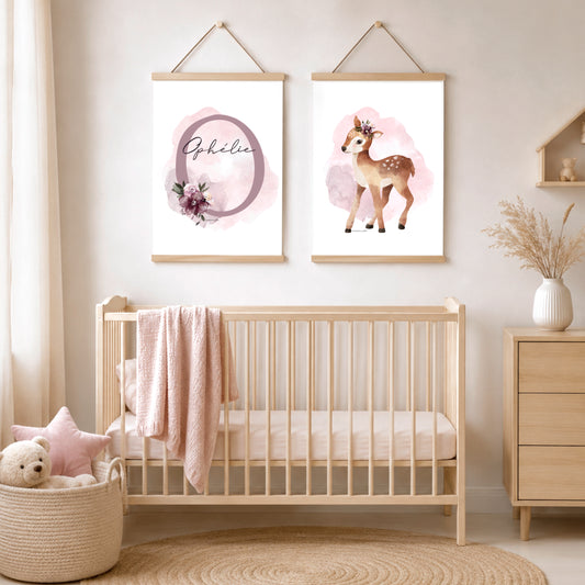 Une chambre de bébé naissant avec deux affiches personnalisées de chevreuil et fleurs