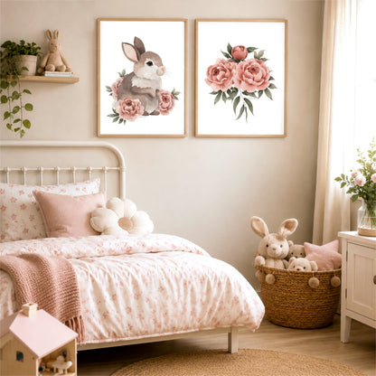 Une chambre d'enfant décorer avec deux cadres en bois pour des affiches de lapin et de fleurs pivoines à personnaliser.