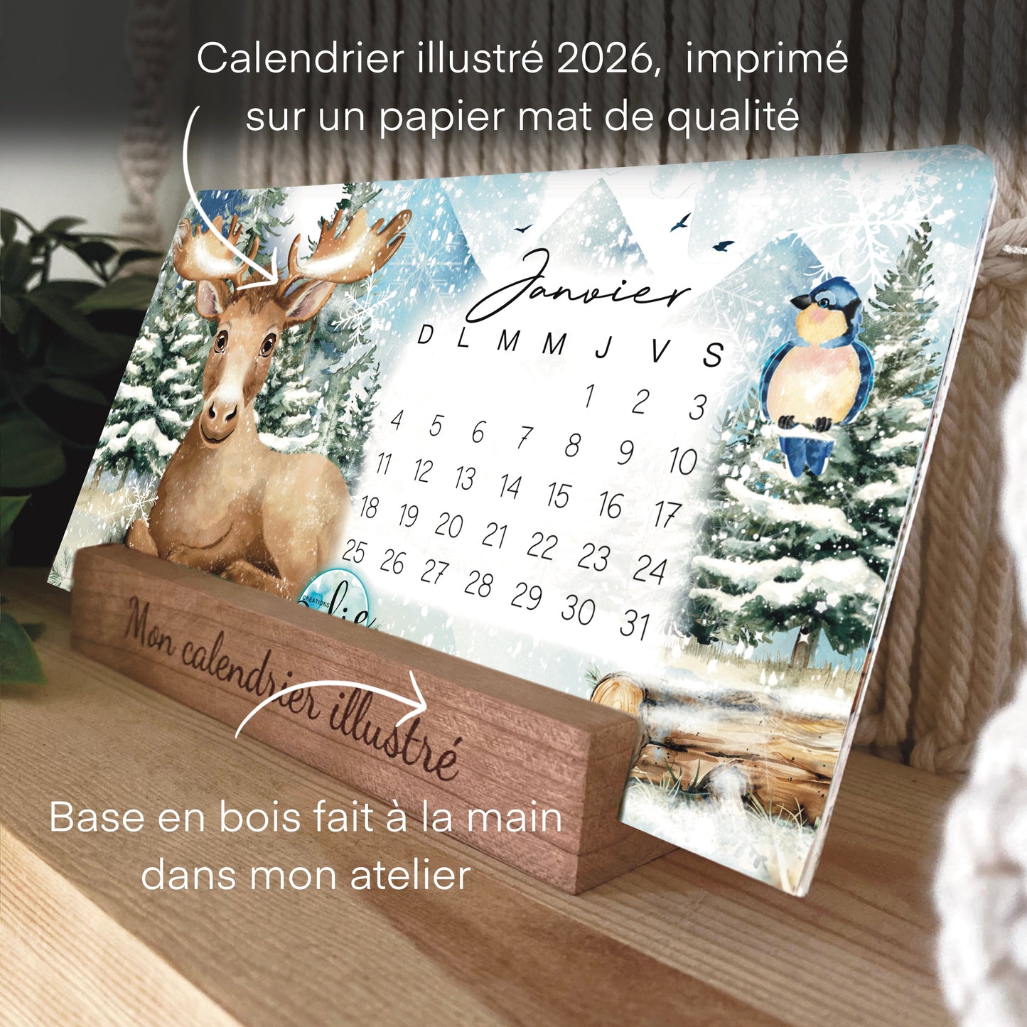 Calendrier québécois 2026 – vue latérale montrant la base en bois gravée et le montage soigné des cartes mensuelles