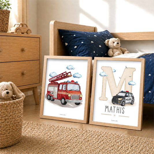 Affiches personnalisées pour enfant avec camion de pompier et lettre M dans une chambre de garçon décorée en bois