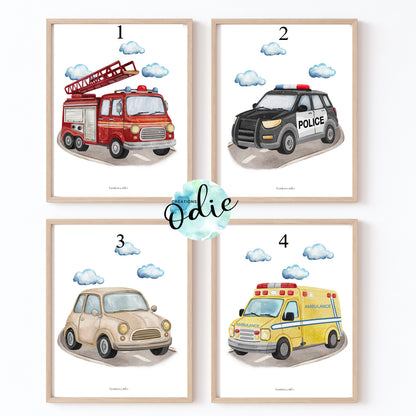 Affiches personnalisées pour enfant dans une chambre avec meubles en bois et décoration douce pour garçon