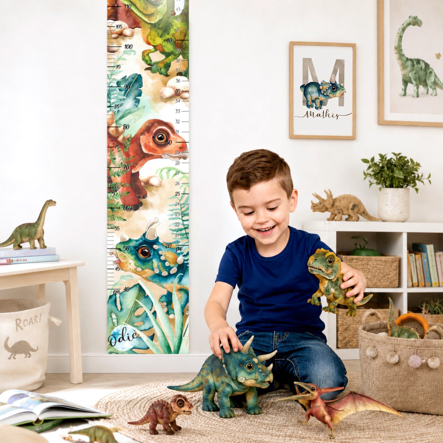 Un garcon joue avec ses dinosaures dans sa chambre et on y voit l'échelle de croissance des dinosaures collée au mur de sa salle de jeux.