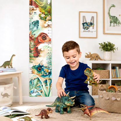 Un garcon joue avec ses dinosaures dans sa chambre et on y voit l'échelle de croissance des dinosaures collée au mur de sa salle de jeux.