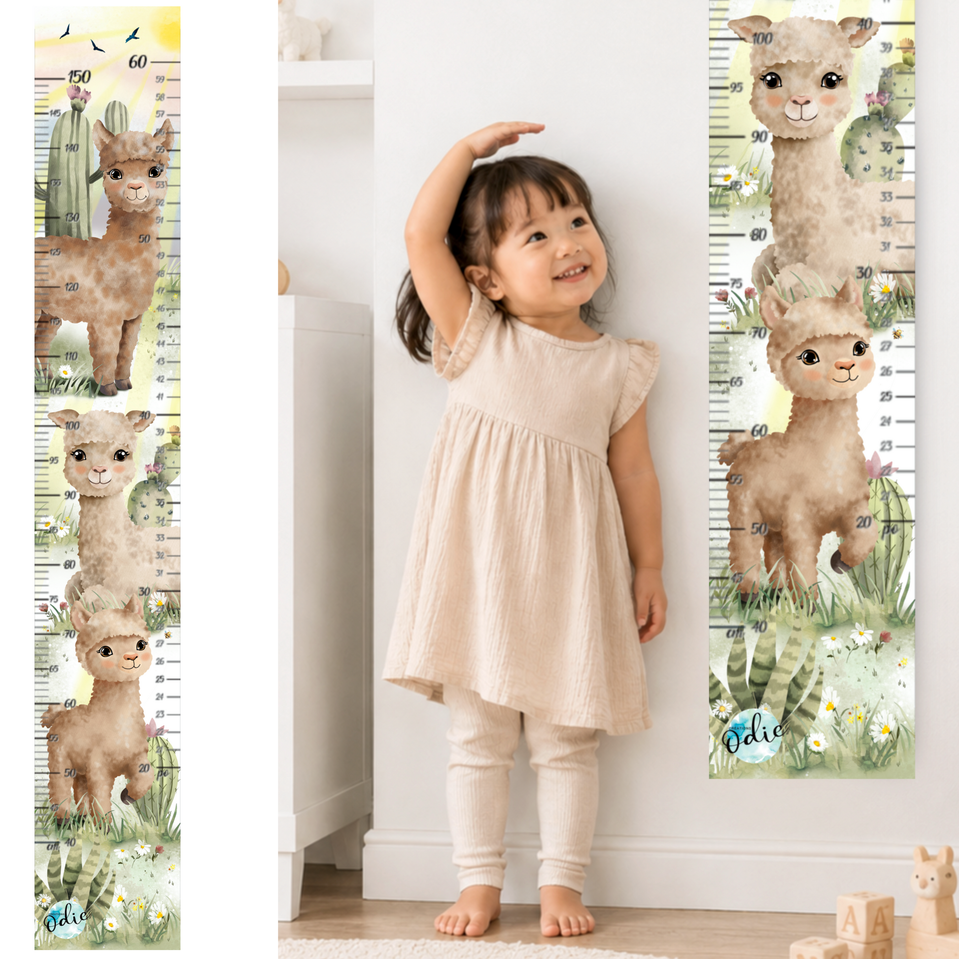 Une petite fille asiatique se mesure près de l’échelle de croissance collée au mur dans sa chambre.