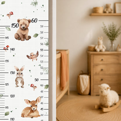 Échelle de croissance animaux de la forêt sur fond effet lin avec ourson, lapin et faon dans une chambre de bébé chaleureuse et naturelle