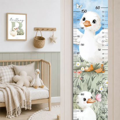 Échelle de croissance pour enfant illustrée avec petites oies dans une chambre de bébé minimaliste et naturelle avec décoration en bois clair