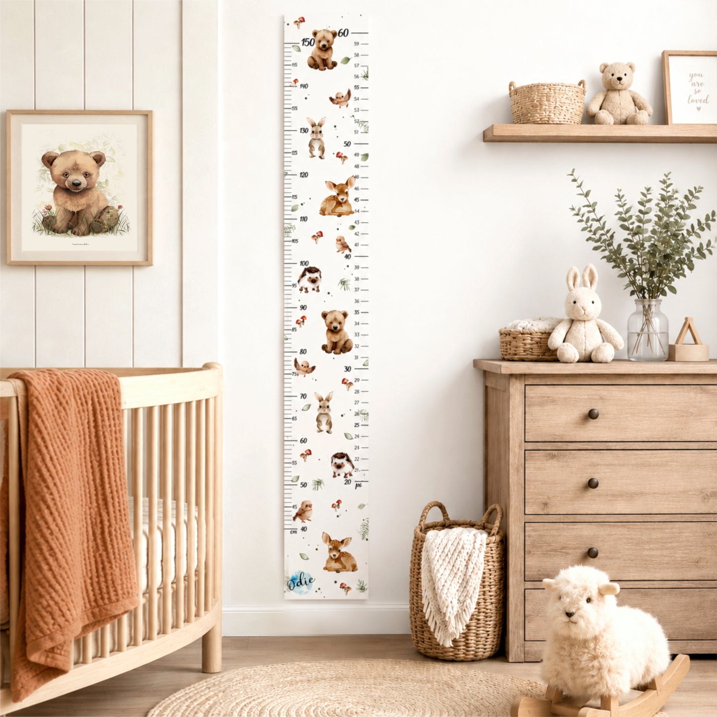 Échelle de grandeur pour enfant sur vinyle illustrée animaux de la forêt sur fond lin dans une chambre de bébé minimaliste avec mobilier en bois naturel et ambiance douce