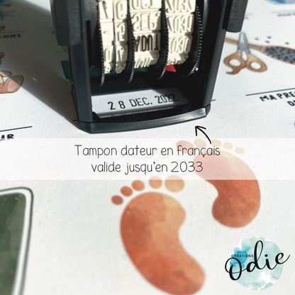 Affiche des premières fois de bébé à tamponner avec un dateur encreur pour conserver les souvenirs