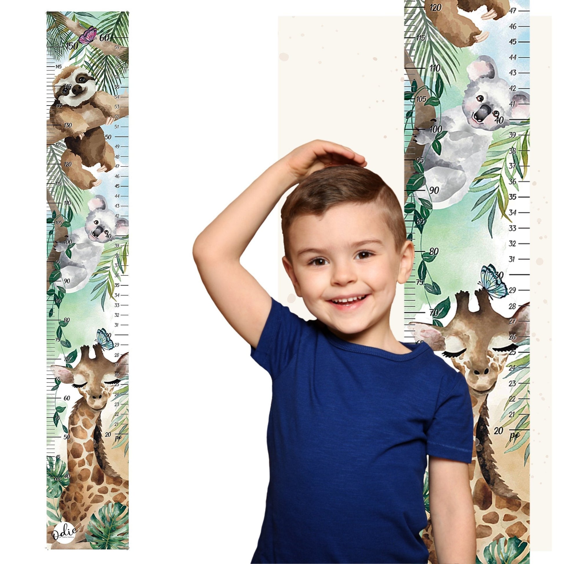Petit garçon souriant mesurant sa taille sur l'échelle de croissance jungle, koala, girafe et paresseux