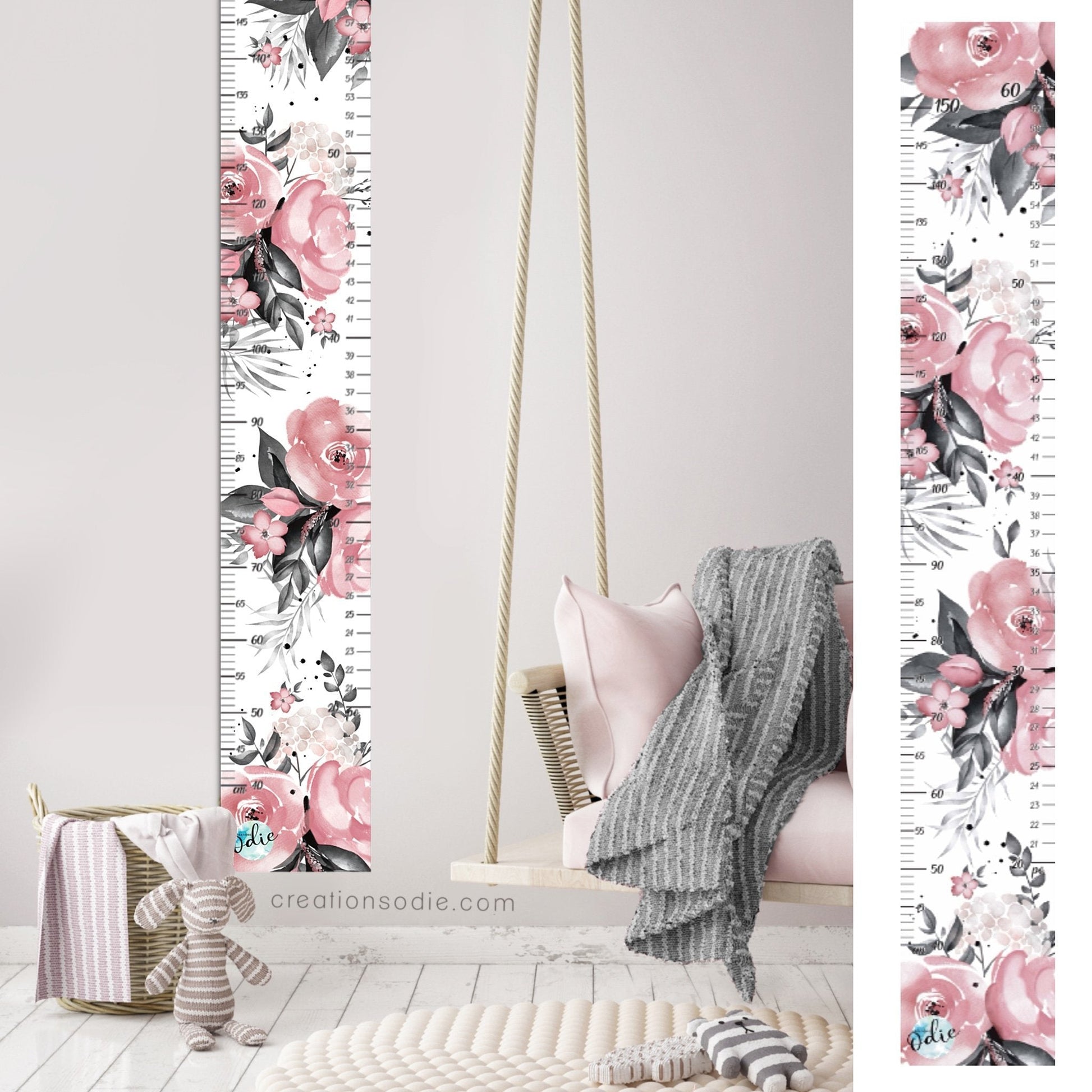Détail de l'échelle de croissance florale rose et noire collée au mur avec les bandes déja installées. Imprimée au Québec