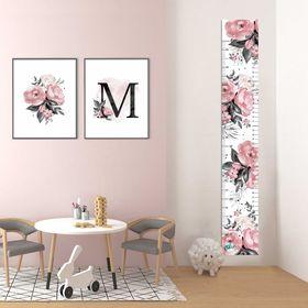 Échelle de croissance aquarelle roses présentée en décor, idée cadeau personnalisée pour enfant