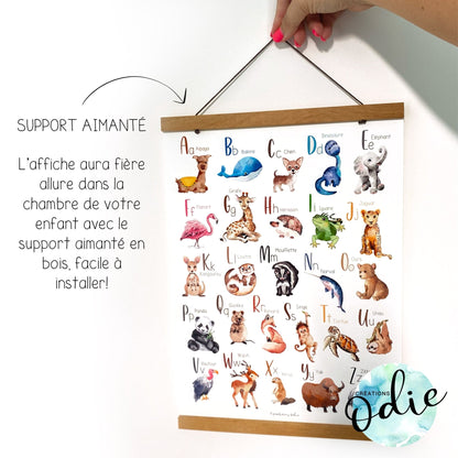 Support aimanté en bois tenant une affiche abécédaire illustrée d'animaux