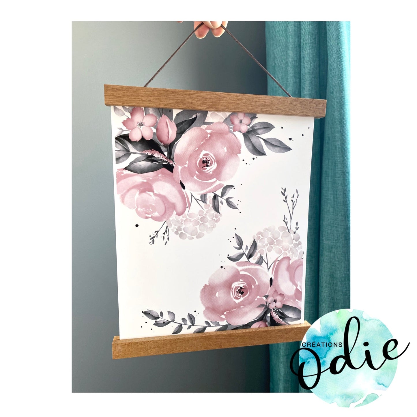 Support aimanté en bois tenant une affiche florale rose et noire