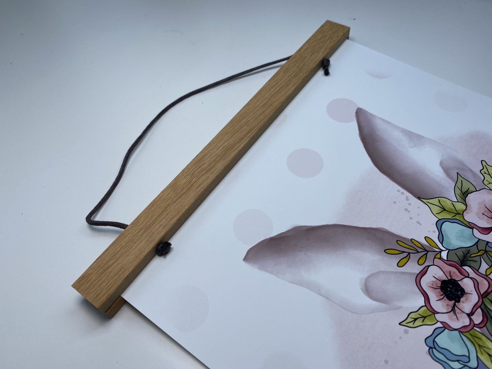 Support aimanté en bois tenant une illustration de lapin fleuri