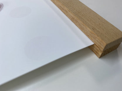 Détail du support aimanté en bois, finition naturelle de qualité